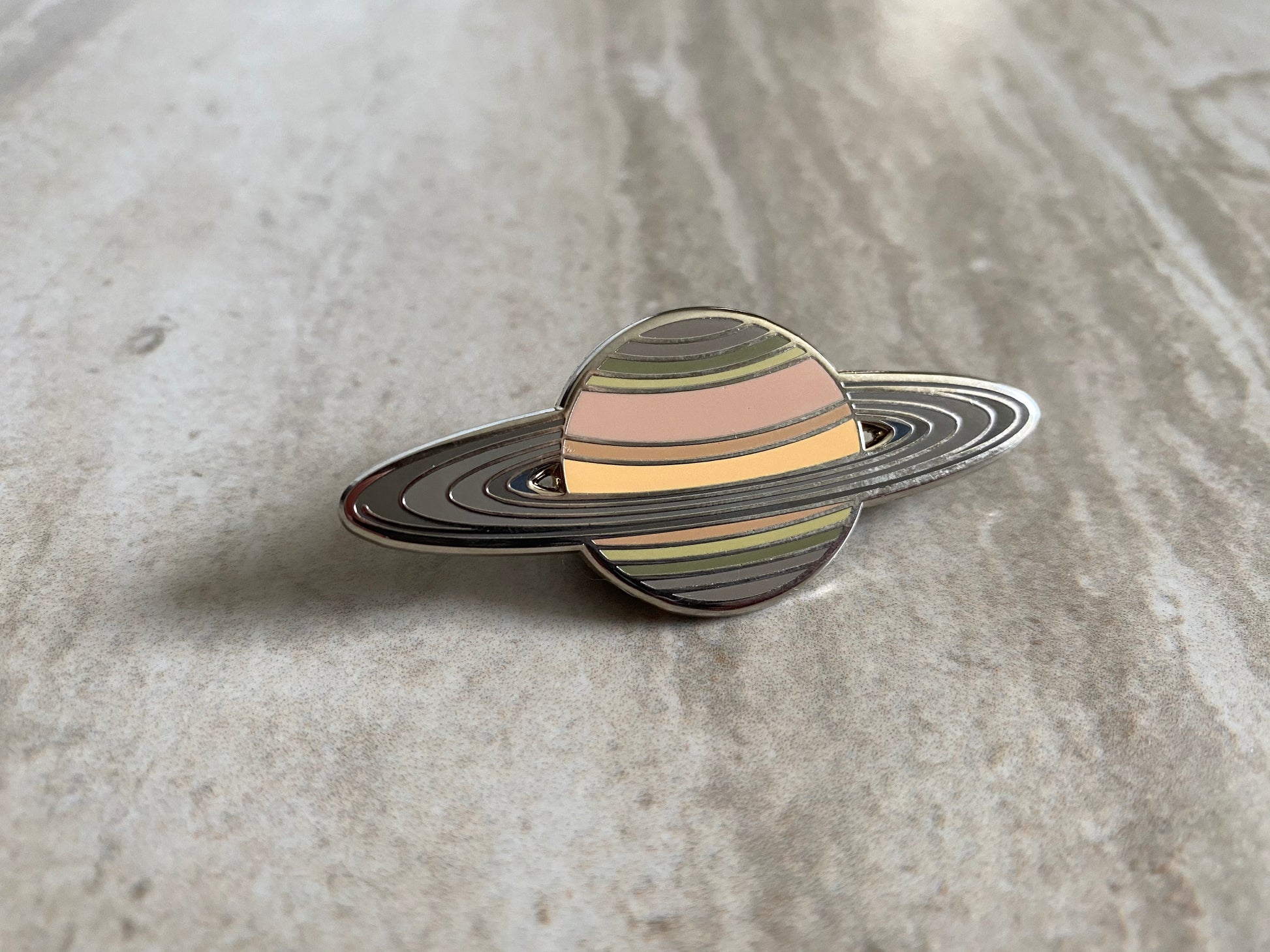 La planète Saturne sur fond blanc avec une colonne vertébrale à l La planète Saturne sur fond blanc avec une colonne vertébrale à l